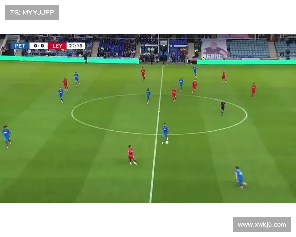 莱顿东方球员比赛中上演WWE式飞踢犯规直接染红引发激烈争议